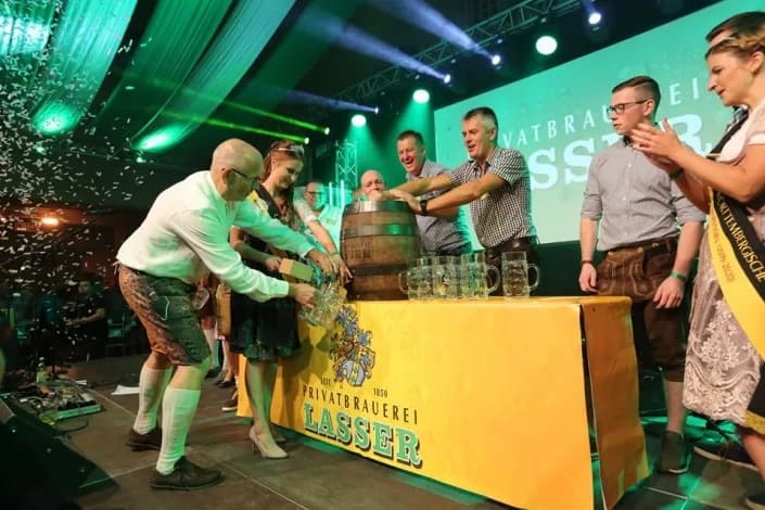 Fassanstaich auf der Bühne der Brauerei Lasser am Brauersilvester