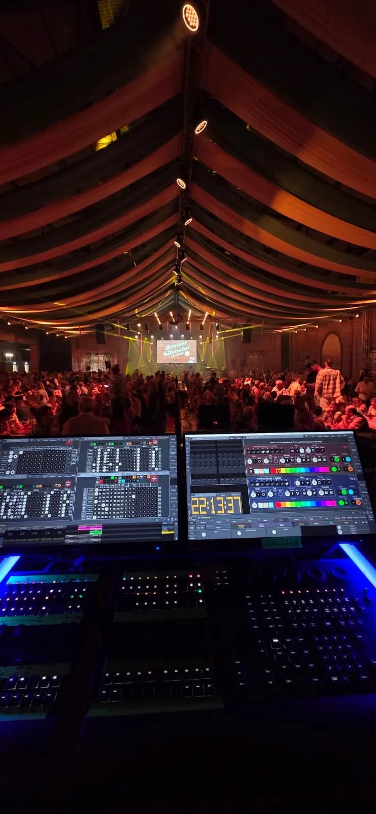 GrandMA3 mit Brauerei Lasser Festzelt im Hintergrund