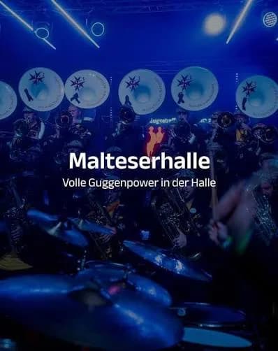 Guggemusik bei blauem Licht in der Malteserhalle Heitersheim
