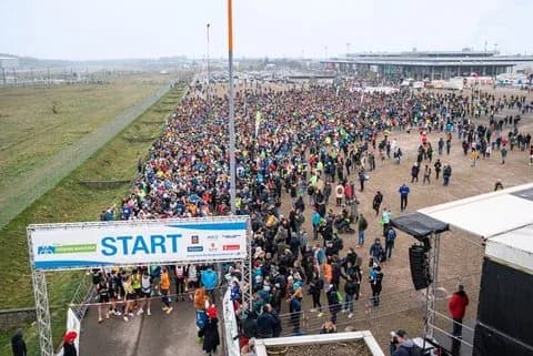 Draufblick auf den Startbogen des Freiburg-Marathon