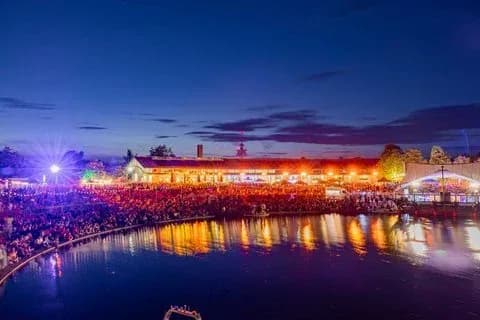 Weitblick auf das Ufer des Seefest Freiburg mit dekorativer Beleuchtung